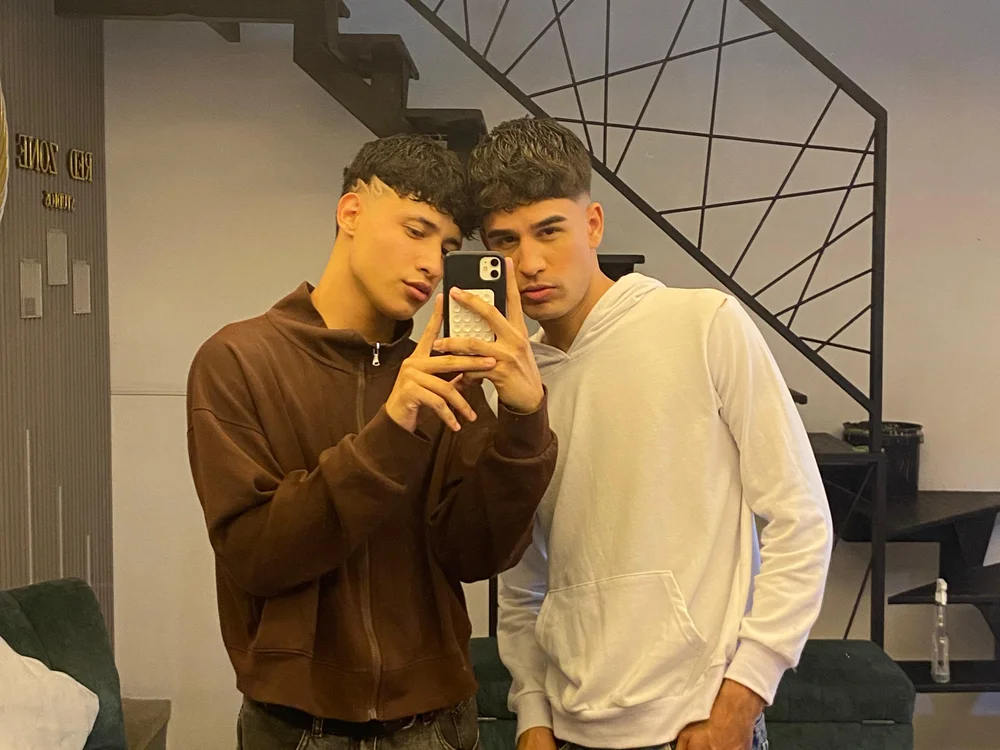 YOUNG_GUYS1 Chat XXX Ngoại tuyến