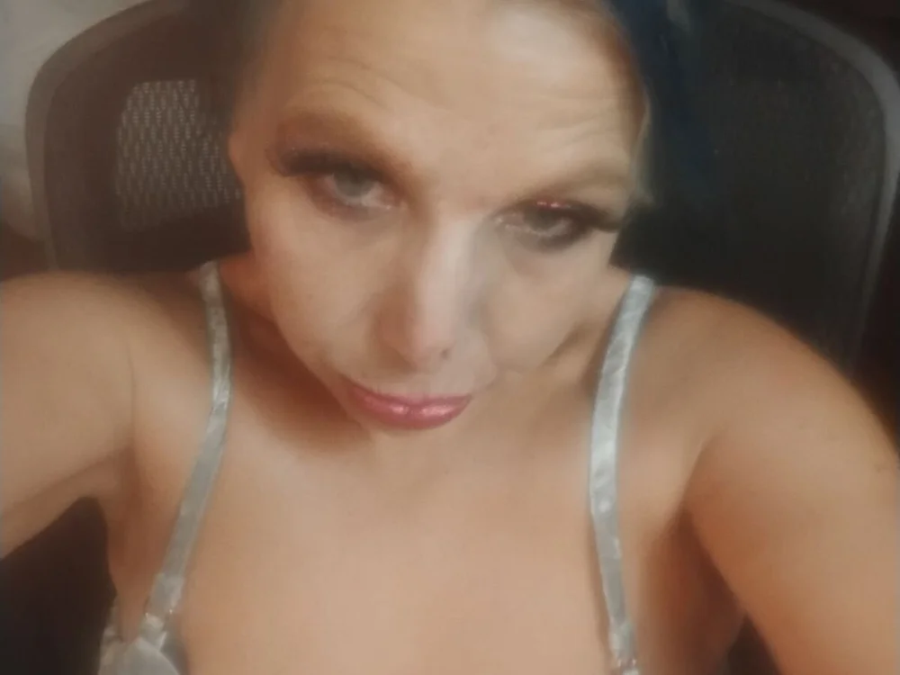 injectionlilly's Offline Chat Room