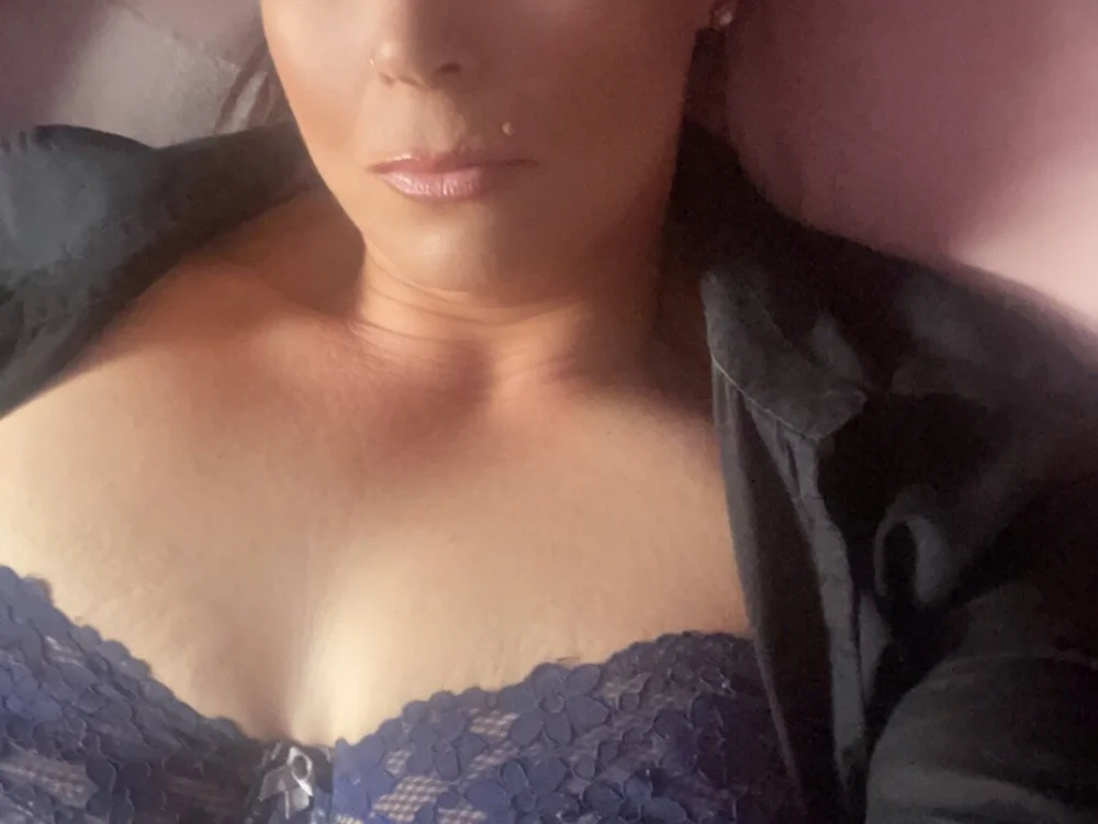 BlueEyedBeauty69x অফলাইন চ্যাট রুম