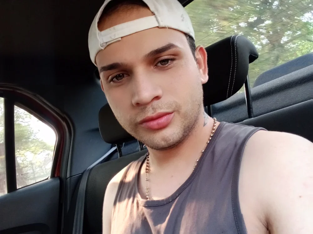 andrewhot2's Offline XXX Chat