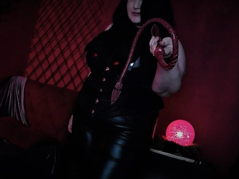 QueenOfHaze Offline XXX-chat