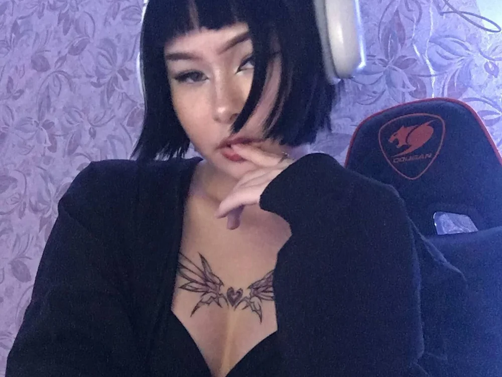 LauraDutton's Offline Chat Room