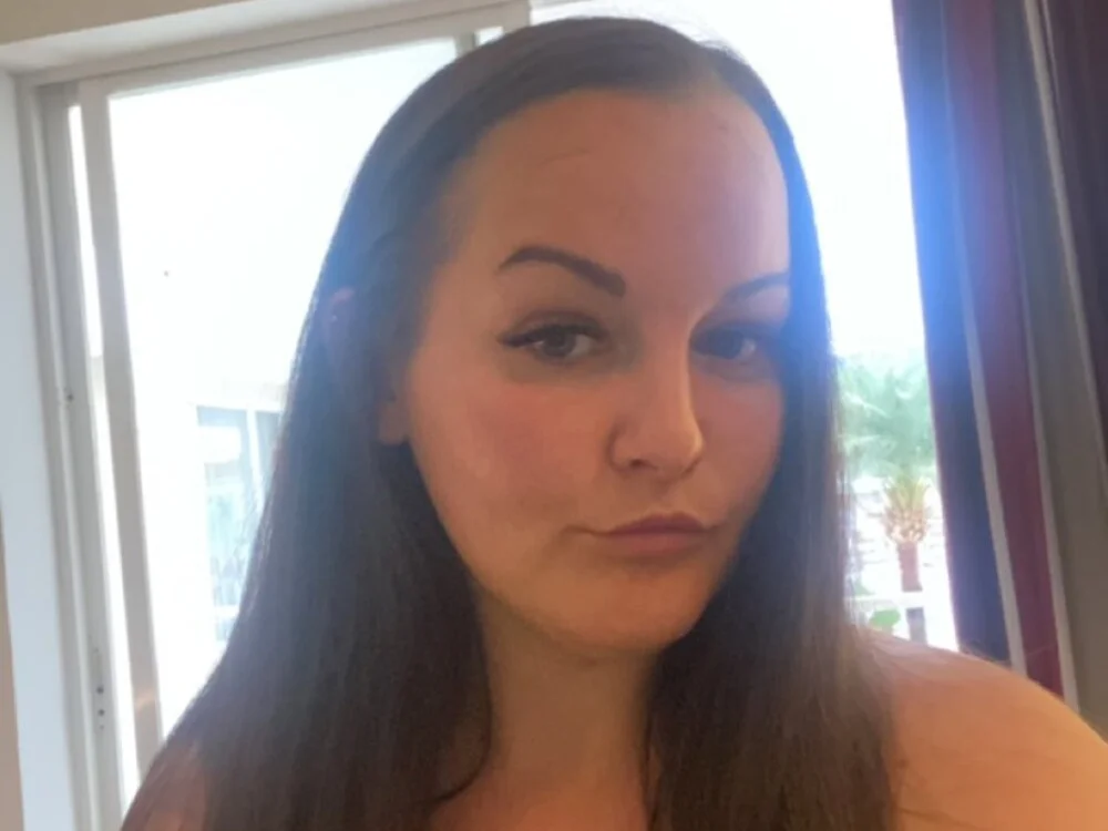 CurvaceousCourtneyUK's Offline Chat Room