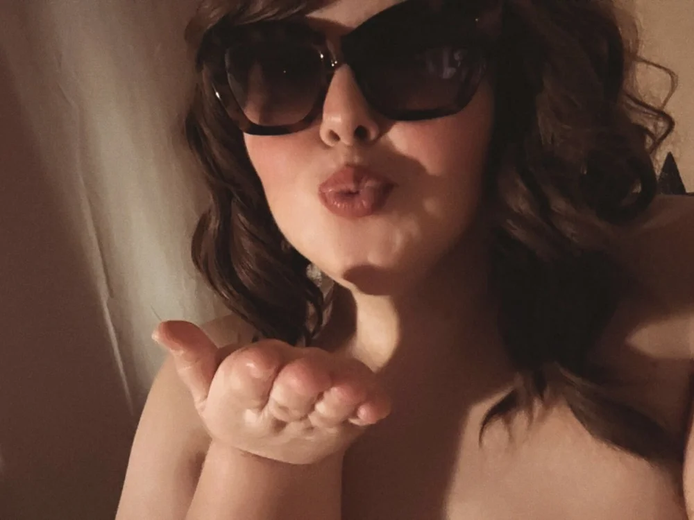 Mistress_Emma_Mistery's Offline Chat Room