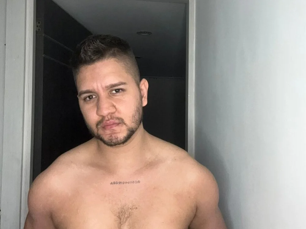 HARRY_RAMIREZ Adlı Modelin Çevrimdışı XXX Sohbeti