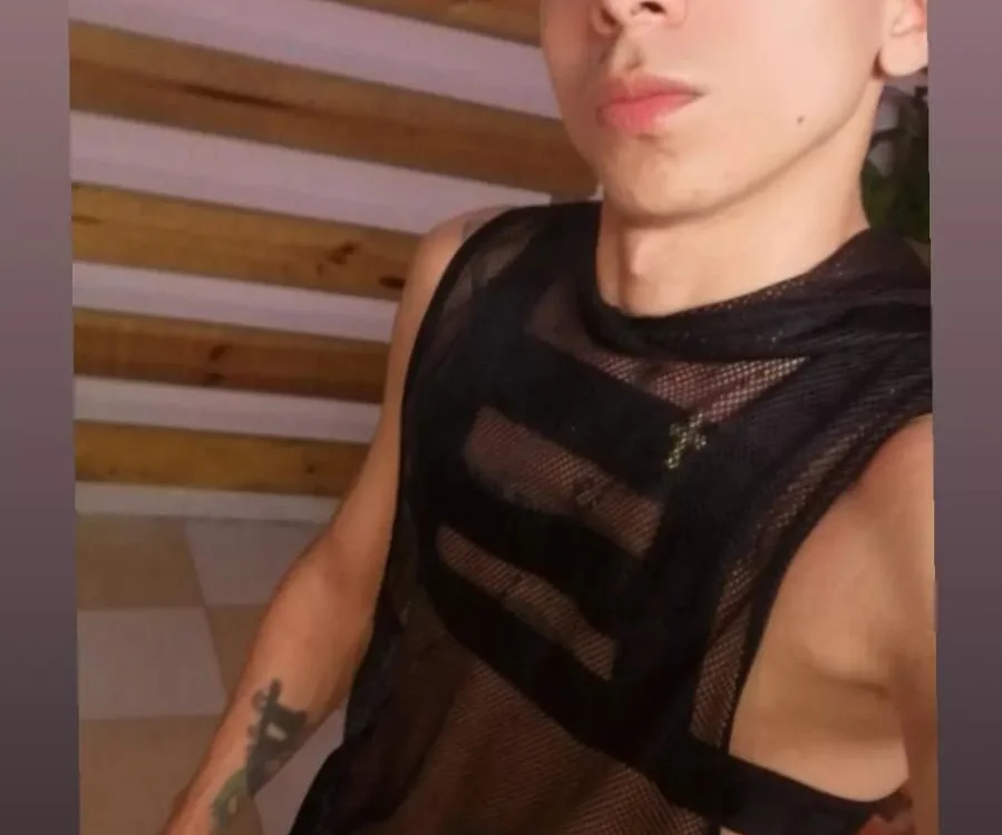 hot_toy_boy_ Adlı Modelin Çevrimdışı XXX Sohbeti