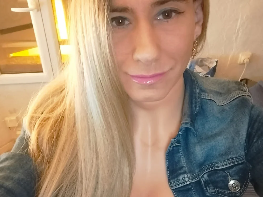 JenniferLaTrav offline chatrum