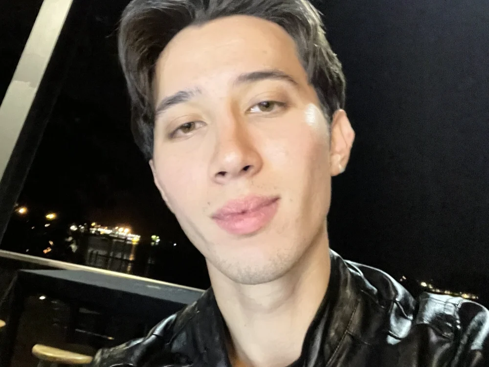 eurasianboy's Offline Chat Room
