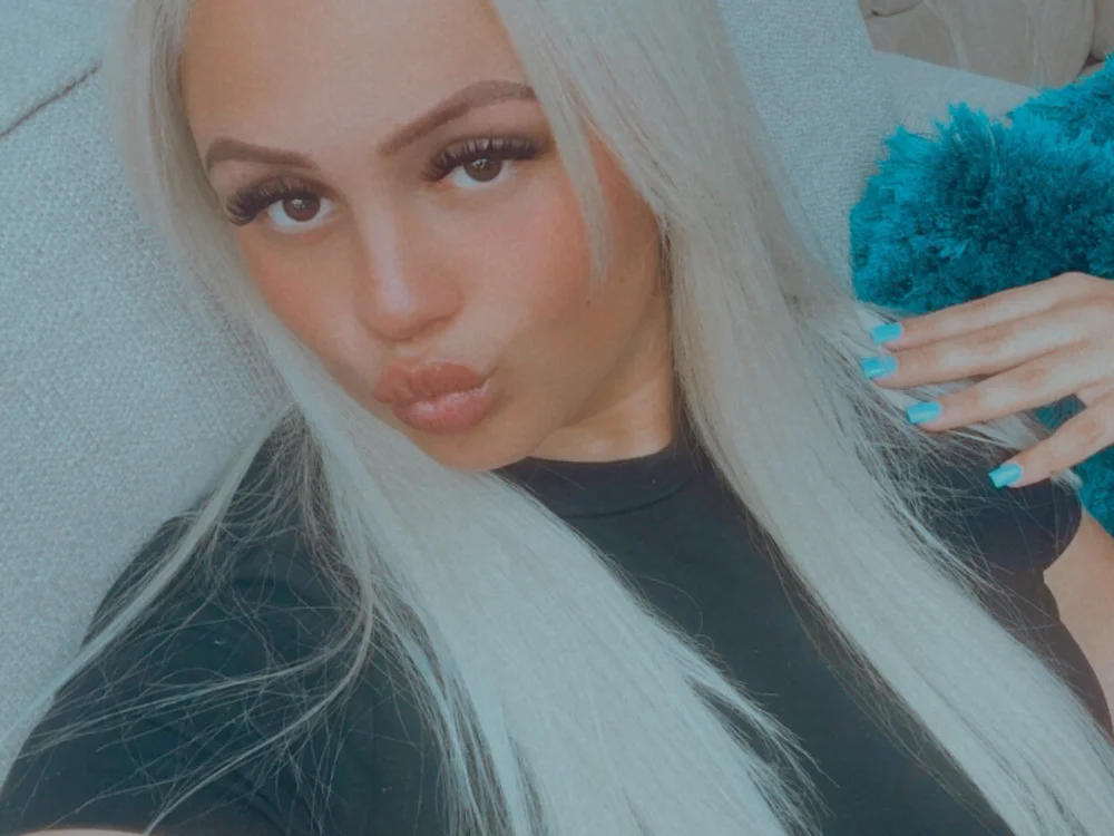 Chantellebx's Offline Chat Room