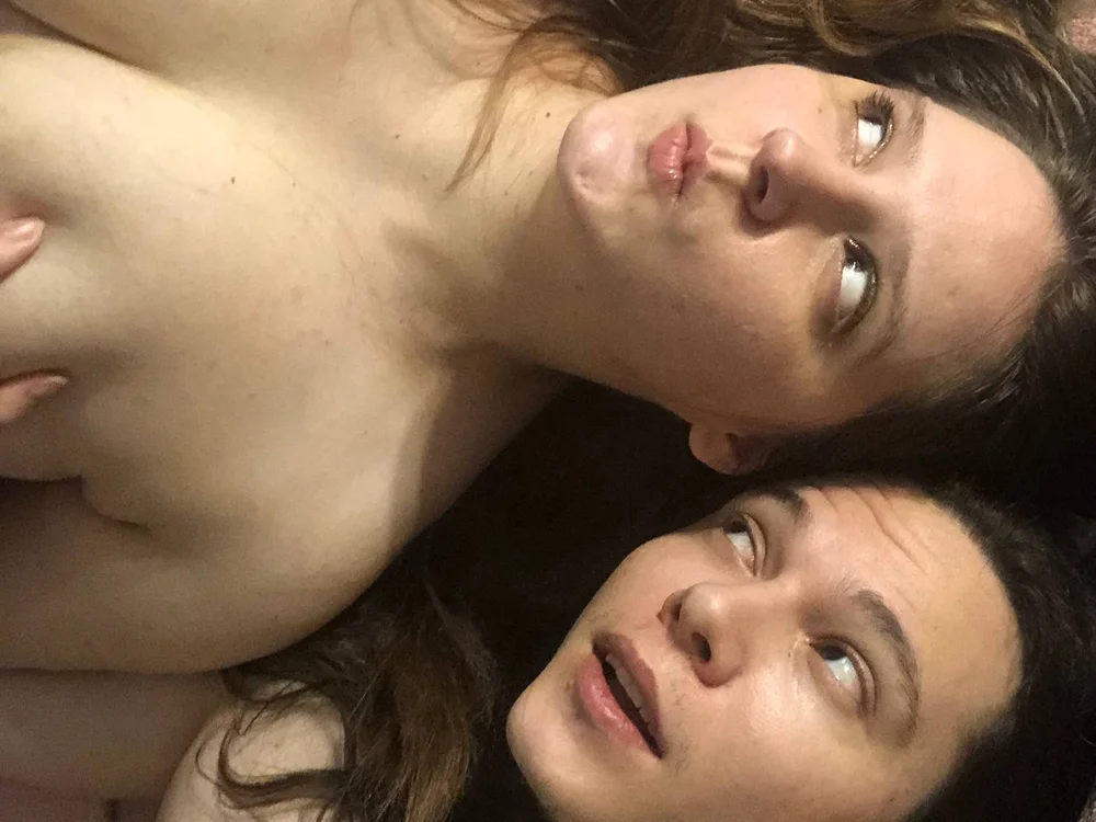 AnnieAhChris offline chatrum