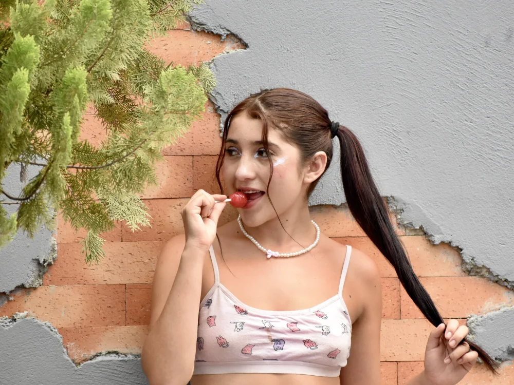 Cute_Emily_xxx cam model