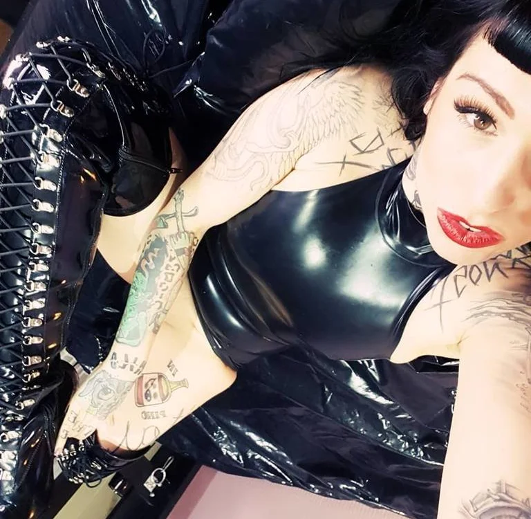 LadyVampira's Offline Chat Room