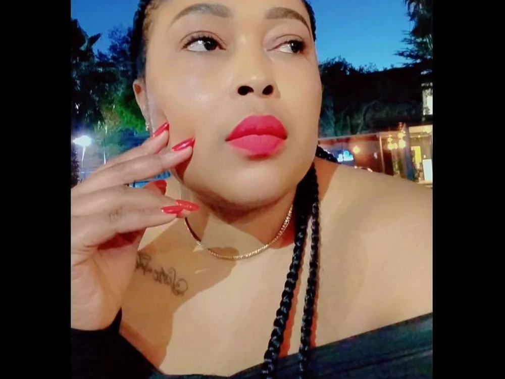 PrettyAfricanQueen's Offline Chat Room