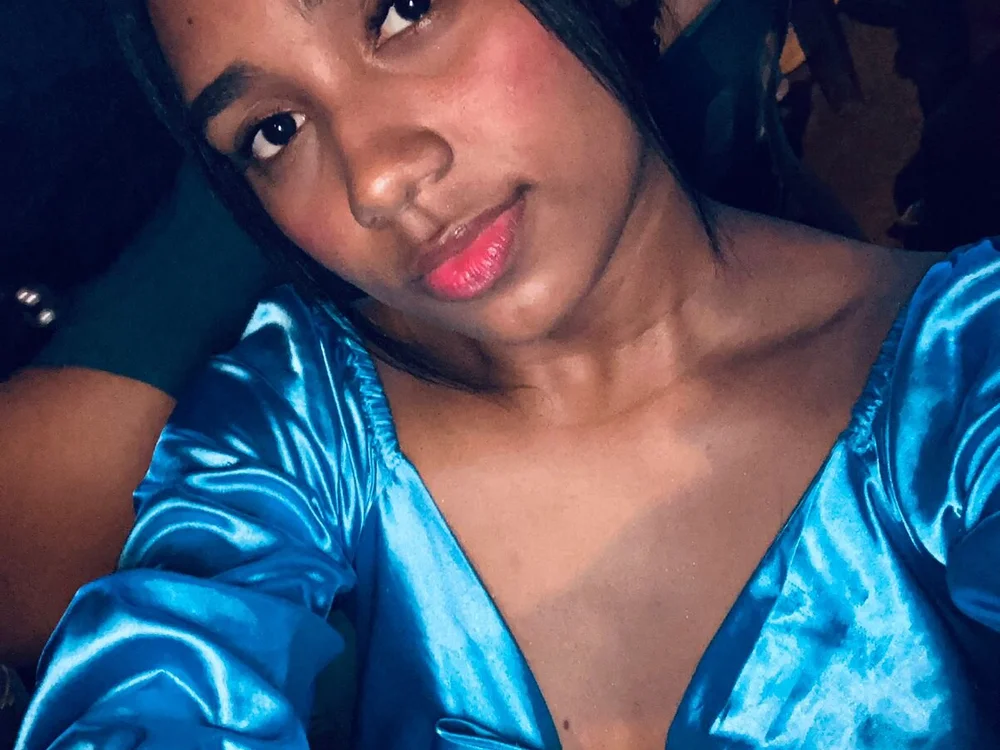 Lucia_Wonder's Offline Chat Room