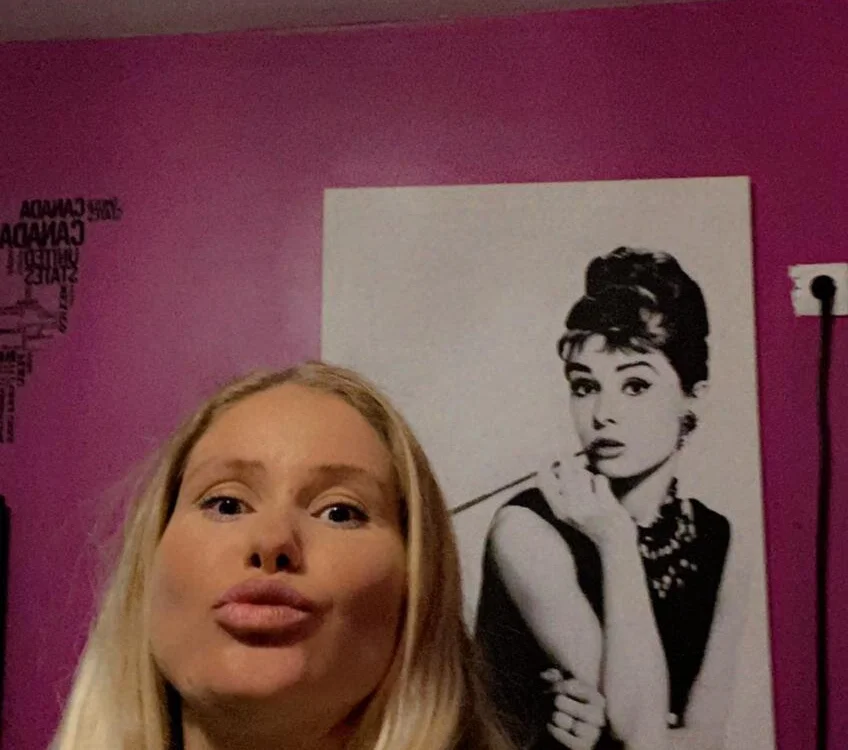 Blonde__Desire's Offline Chat Room