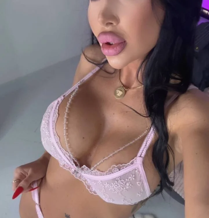 ZennySings Adlı Modelin Çevrimdışı XXX Sohbeti