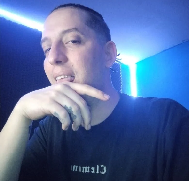 DavidLuis231's Offline Chat Room