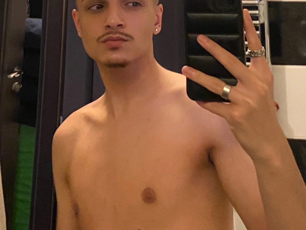 yourfavoriteone_'s Offline Chat Room