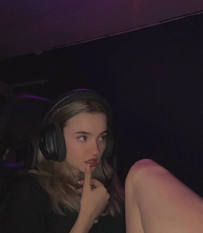 F_oxxy's Offline Chat Room
