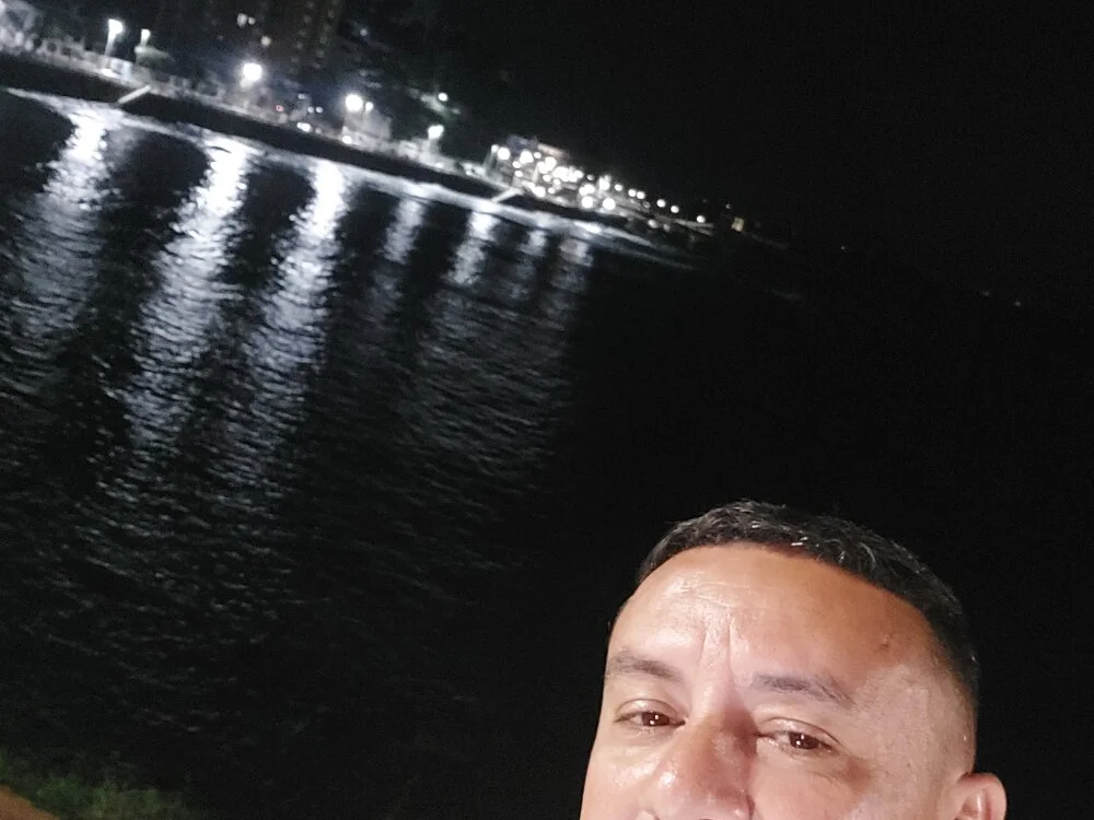 andrerj22 Adlı Modelin Çevrimdışı XXX Sohbeti