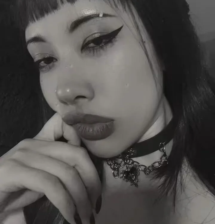 Ravenelle_'s Offline Chat Room