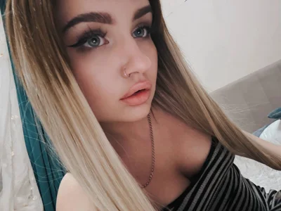 BabyMiaHoney Female Longhair Live Webcam Strip