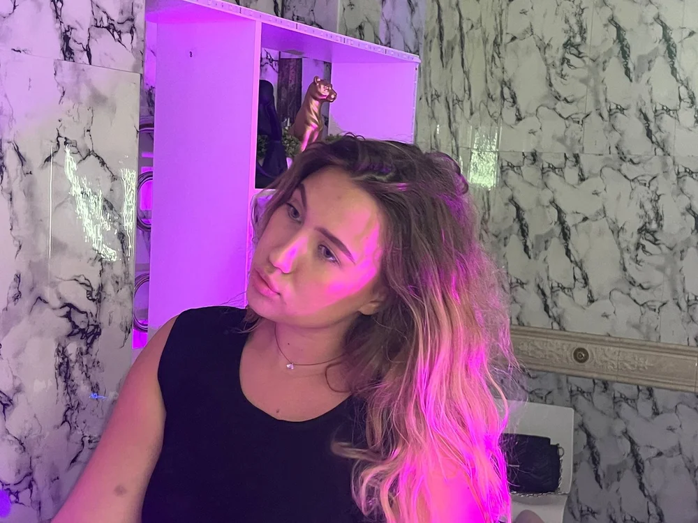 SarahBroww's Offline Chat Room