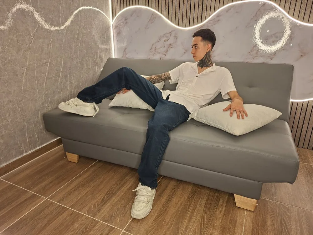 AXELROYCE's Offline Chat Room
