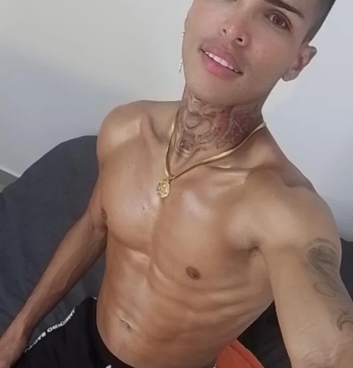 LatinHot25's Offline Chat Room