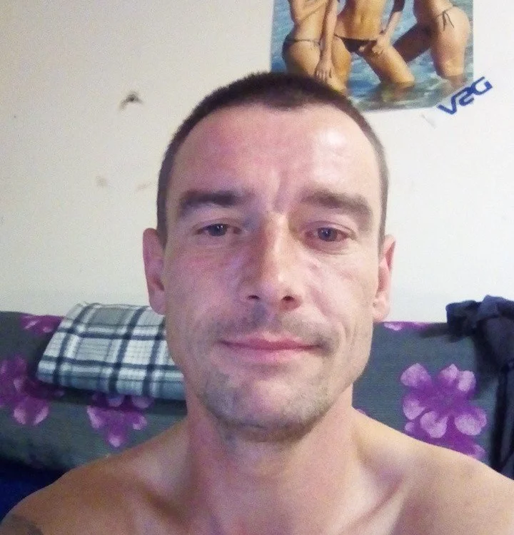 Milann83@xh's Offline Chat Room