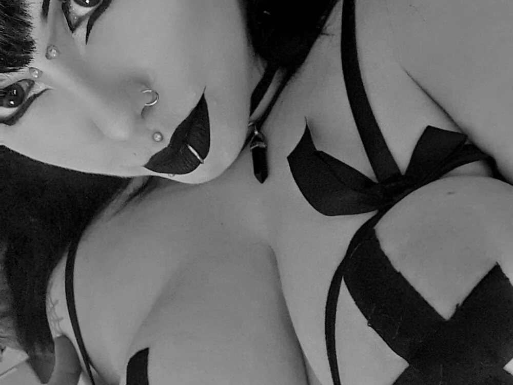 ladysixxxx Adlı Modelin Çevrimdışı XXX Sohbeti