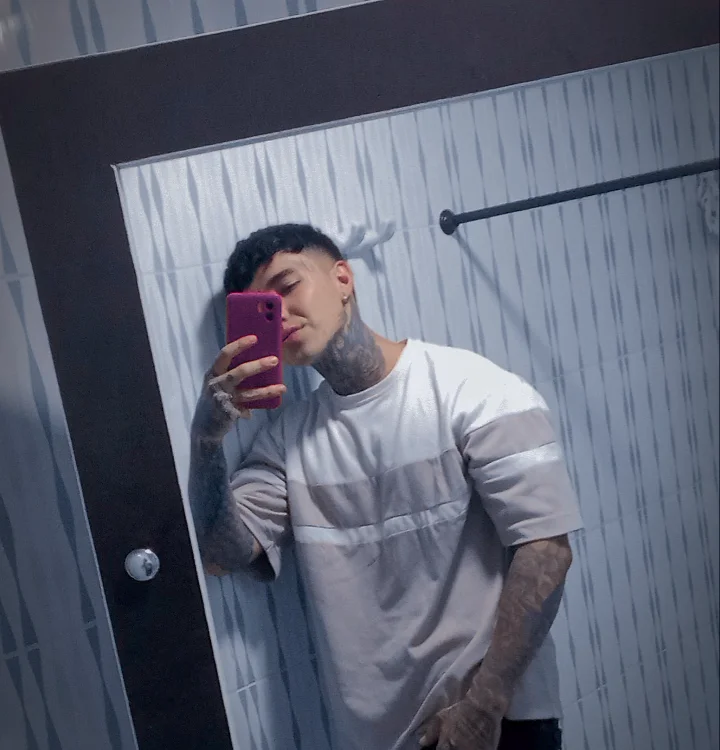 Evan_hott Offline XXX-Chat