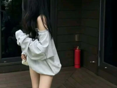 Zully- Stripchat Webcam Model