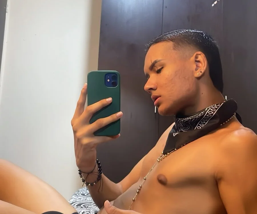 LoganBrookss_'s Offline XXX Chat