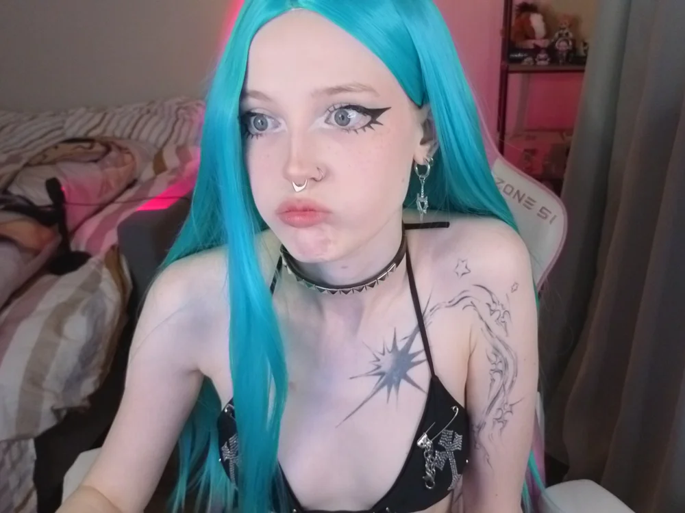 Tati_Crackling's Offline Chat Room