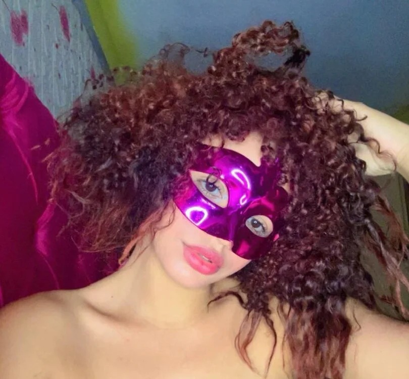 Roxy_hot10's Offline Chat Room