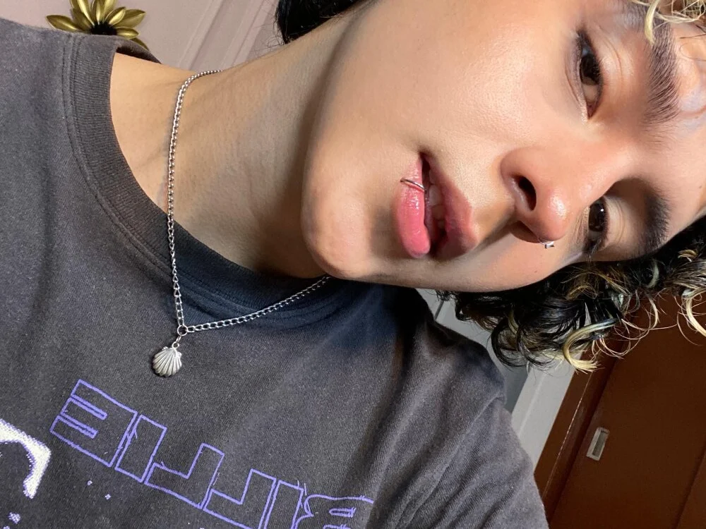 دردشة Lyric_Mirage الجنسية دون اتصال