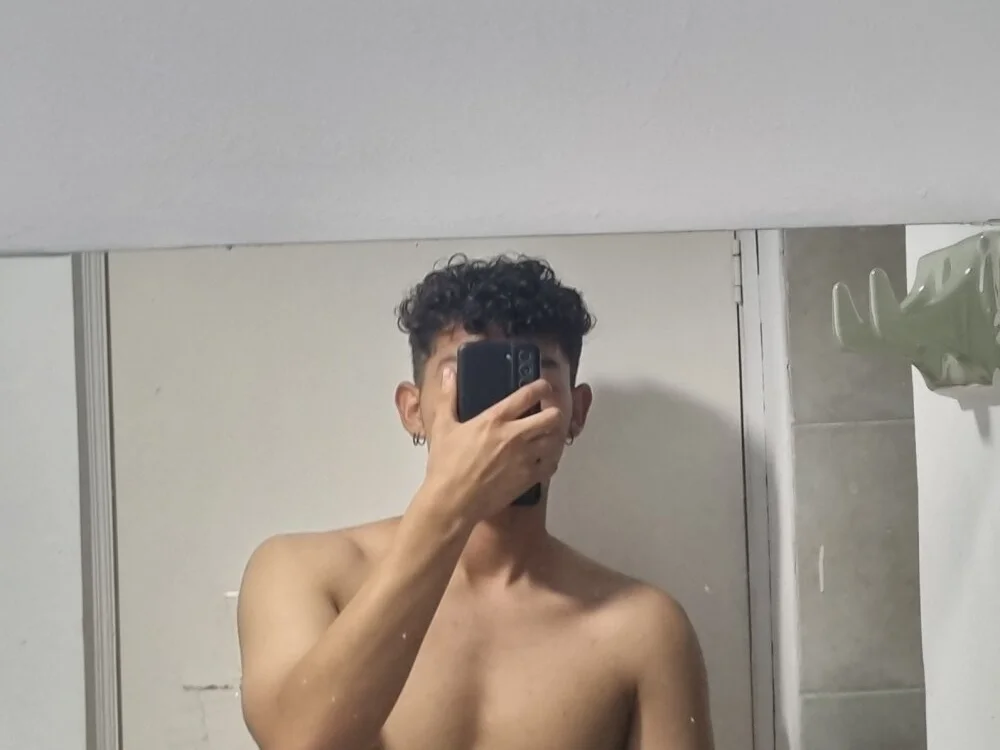 Youngcople18 Adlı Modelin Çevrimdışı XXX Sohbeti