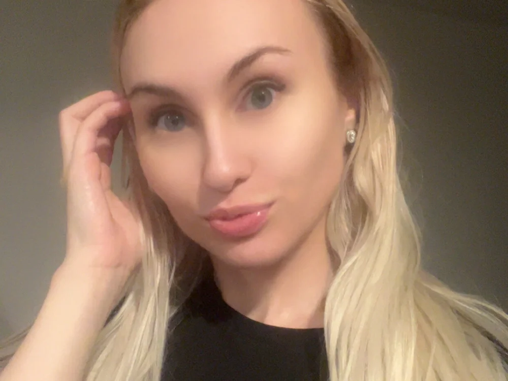 GoodGirlGeneva's Offline Chat Room