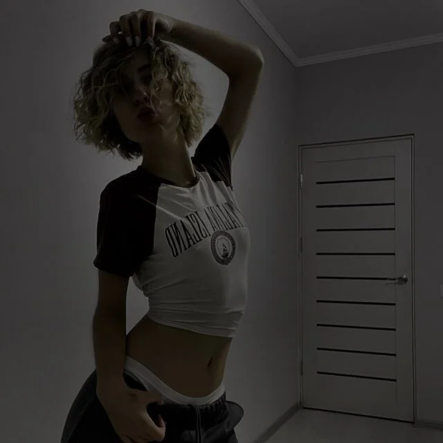 CharmingBlonde Offline XXX-chat