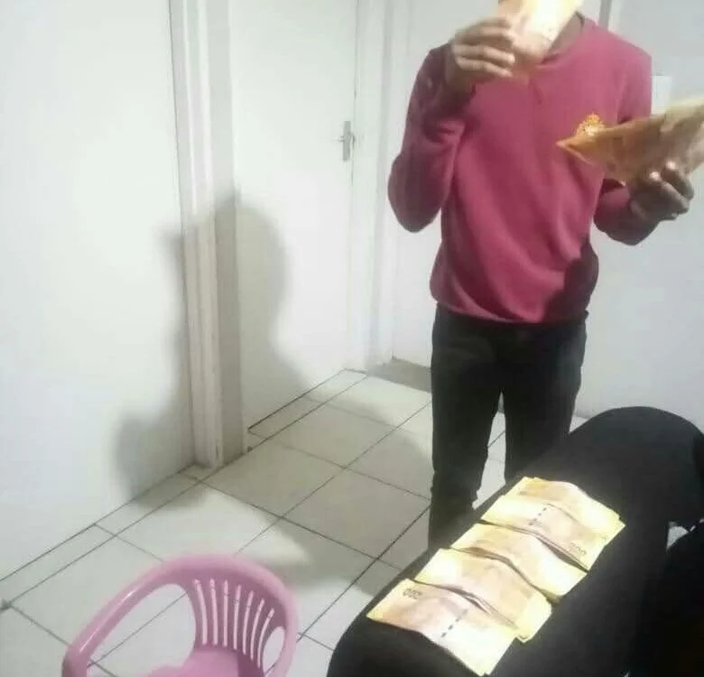 Hornydick468 Adlı Modelin Çevrimdışı XXX Sohbeti