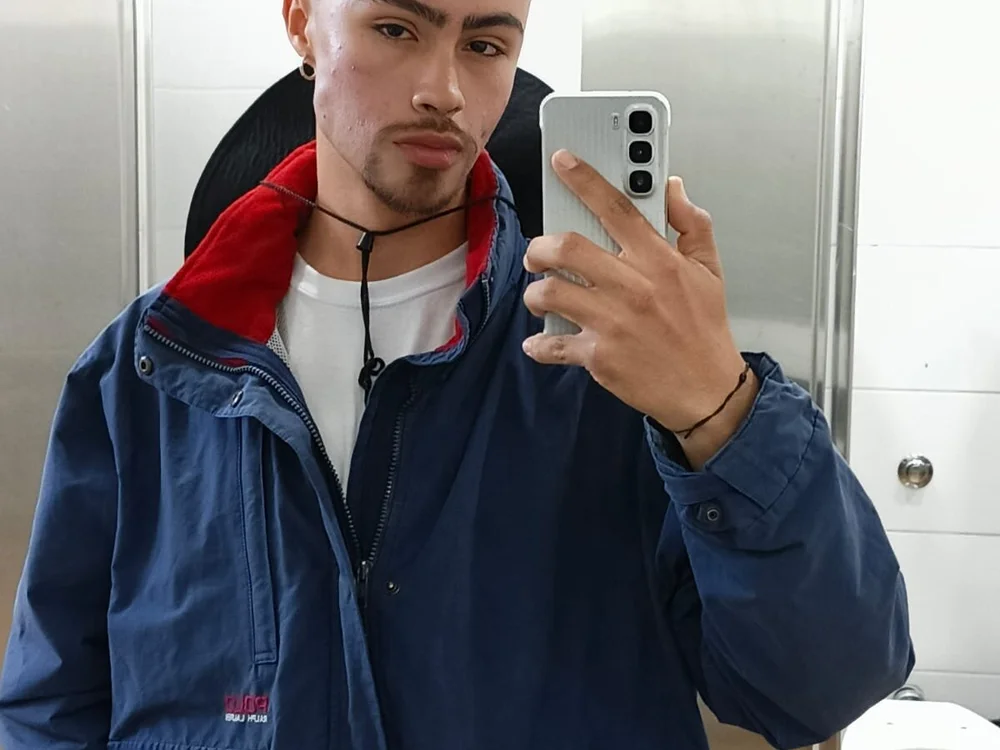 Asher_Weeks Adlı Modelin Çevrimdışı Sohbet Odası