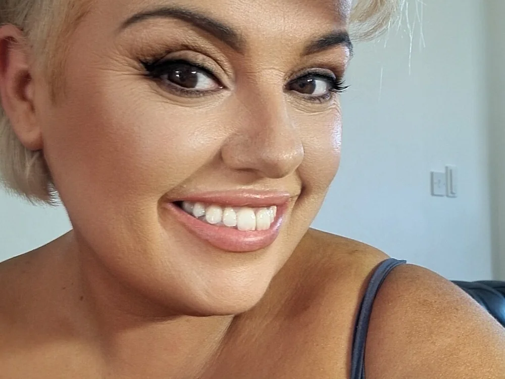 CurvyCassUK's Offline Chat Room