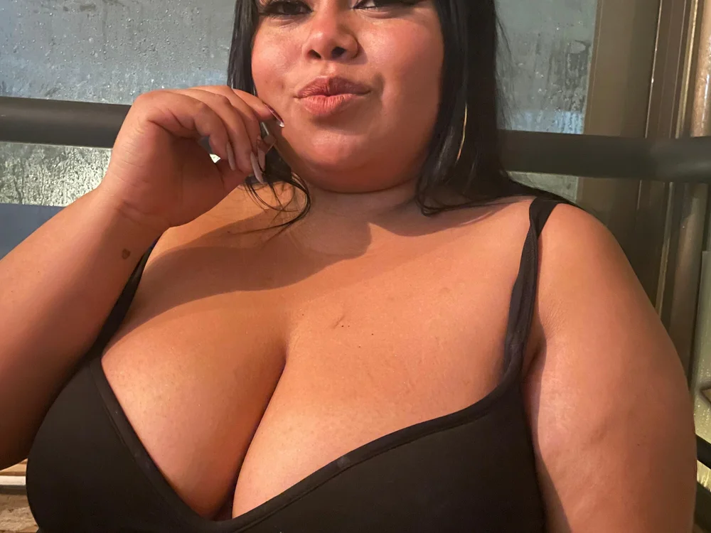 Angelikcurvy's Offline Chat Room