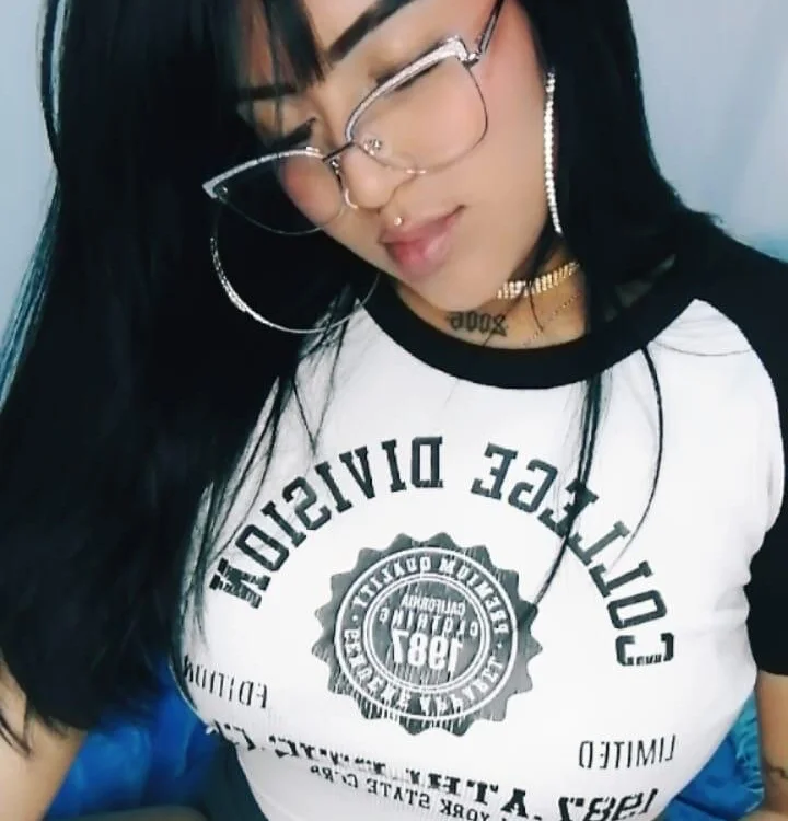 nikol_19x's Offline XXX Chat