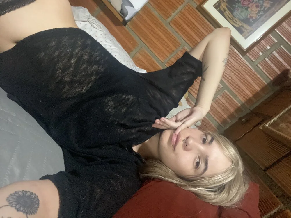 camii18y's Offline XXX Chat