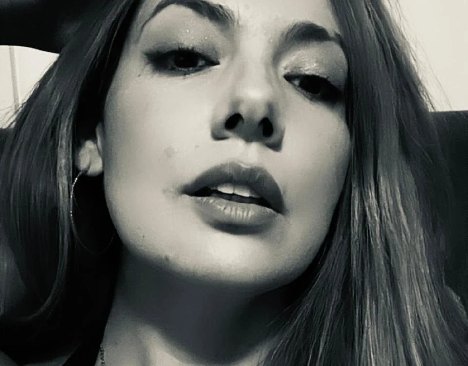 BettyMilf1 離線 XXX 聊天