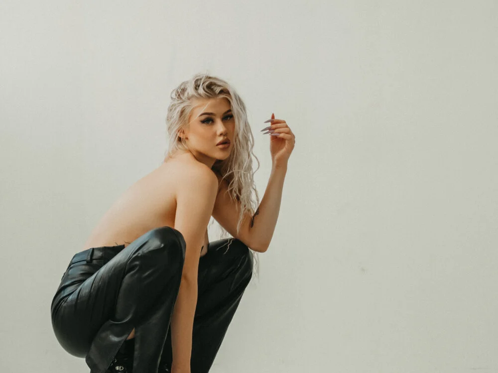 دردشة _Kira_Moon_ الجنسية دون اتصال