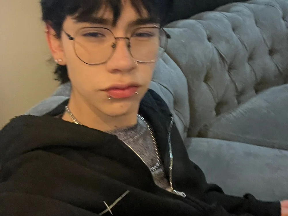 Demian_Hush élő XXX-chatje