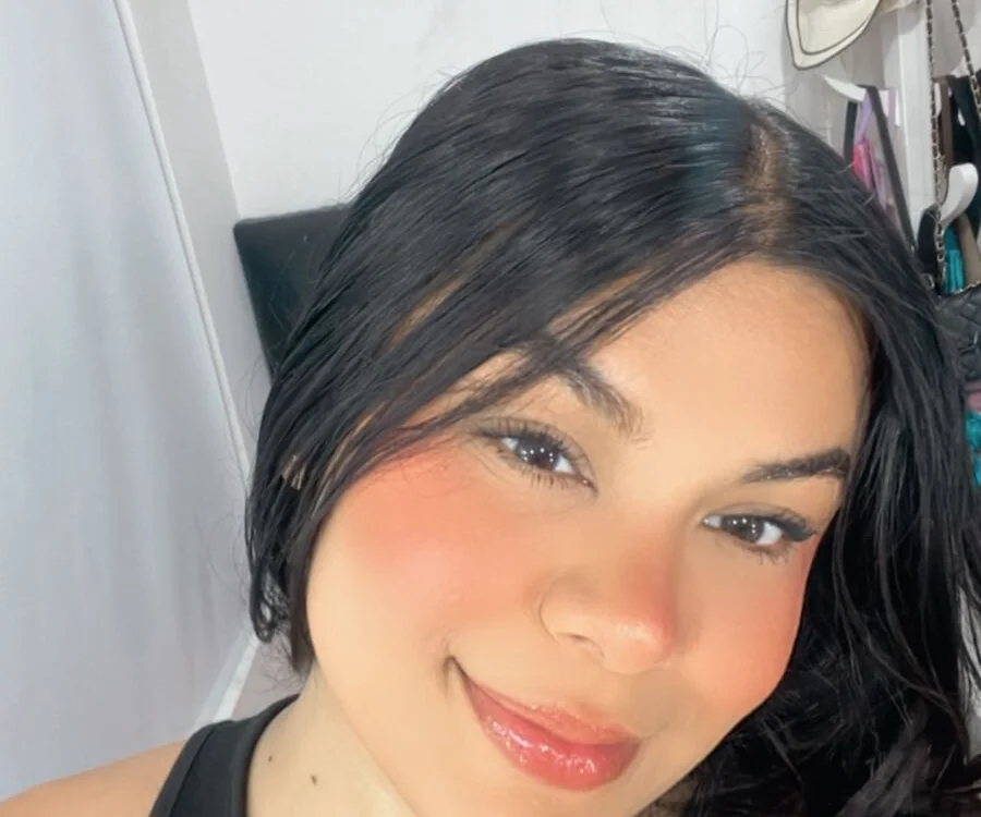Camila_Winter's Offline Chat Room
